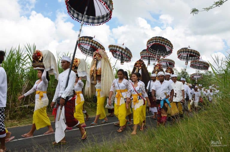 Bali cérémonie barong ngiring traditionnelle