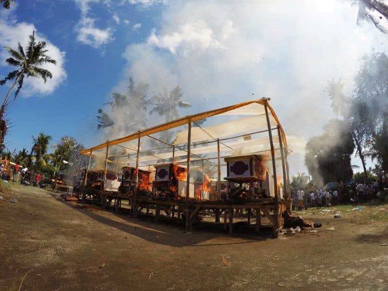 Bali Cérémonie cremation chest