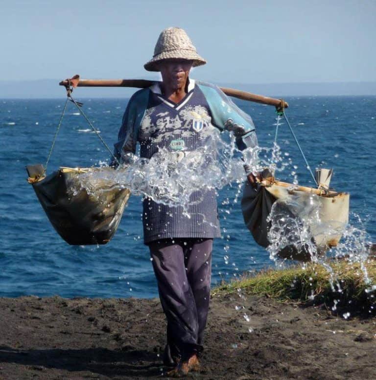 Bali porteur eau salée