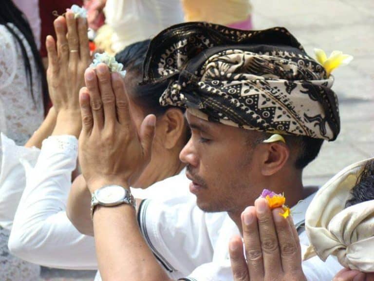 Bali cérémonie prière