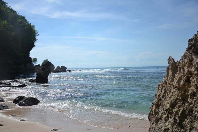 belle plage uluwatu sud bali eau claire