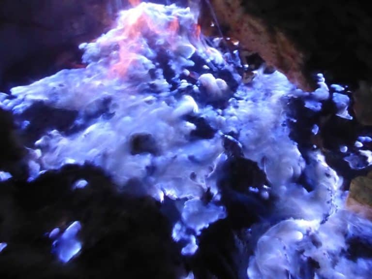blue fires lumieres bleues volcan ijen