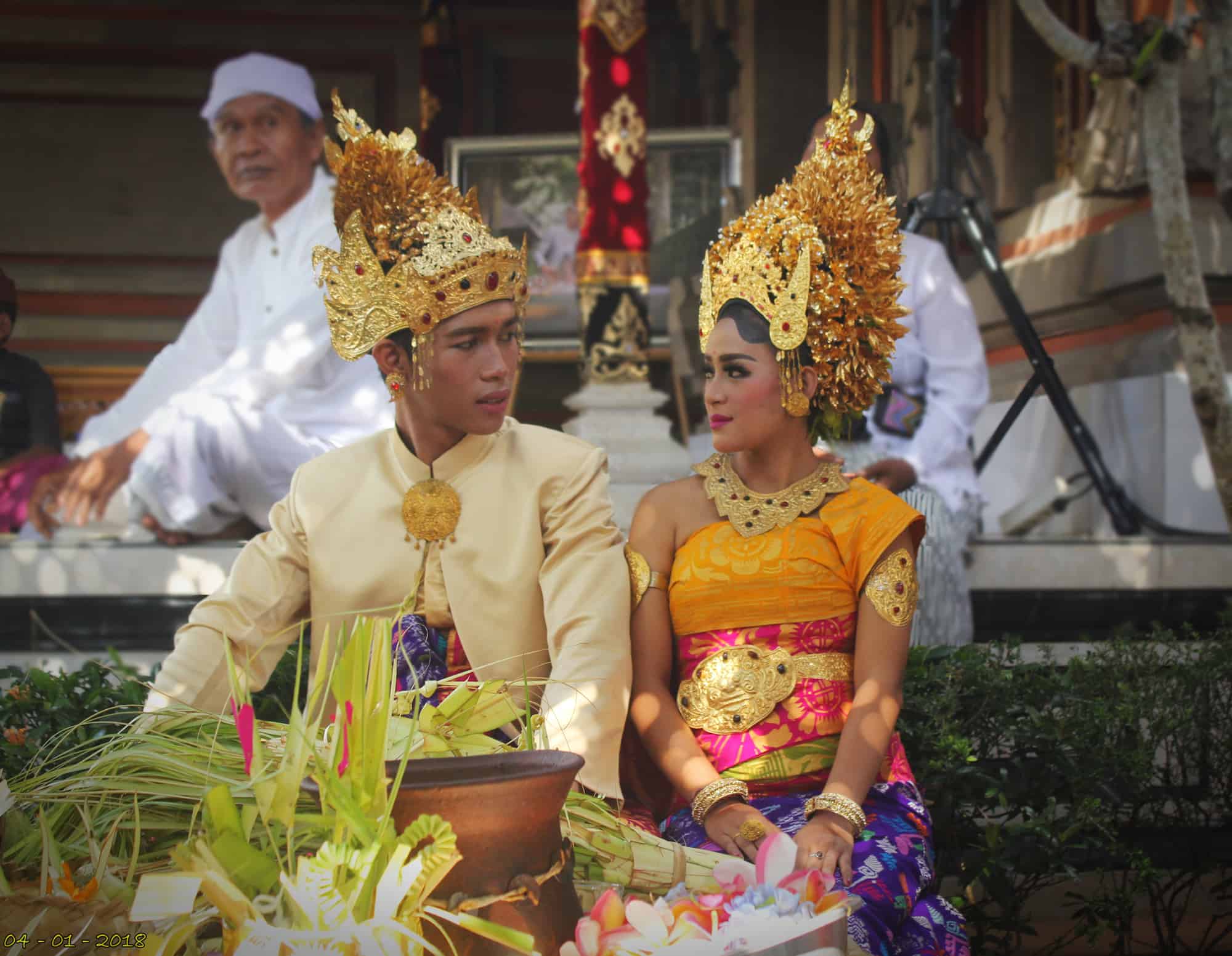 Ceremonie mariage indonésie mariés balinais