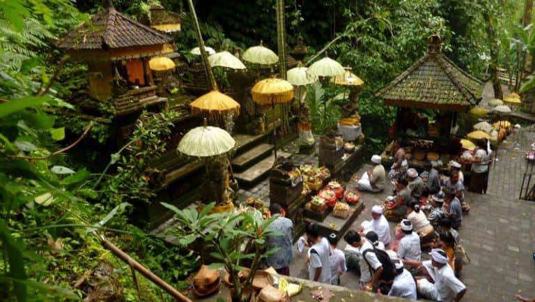 ceremonie purification temple bali