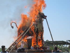 cremation tradition culture locale indonésie