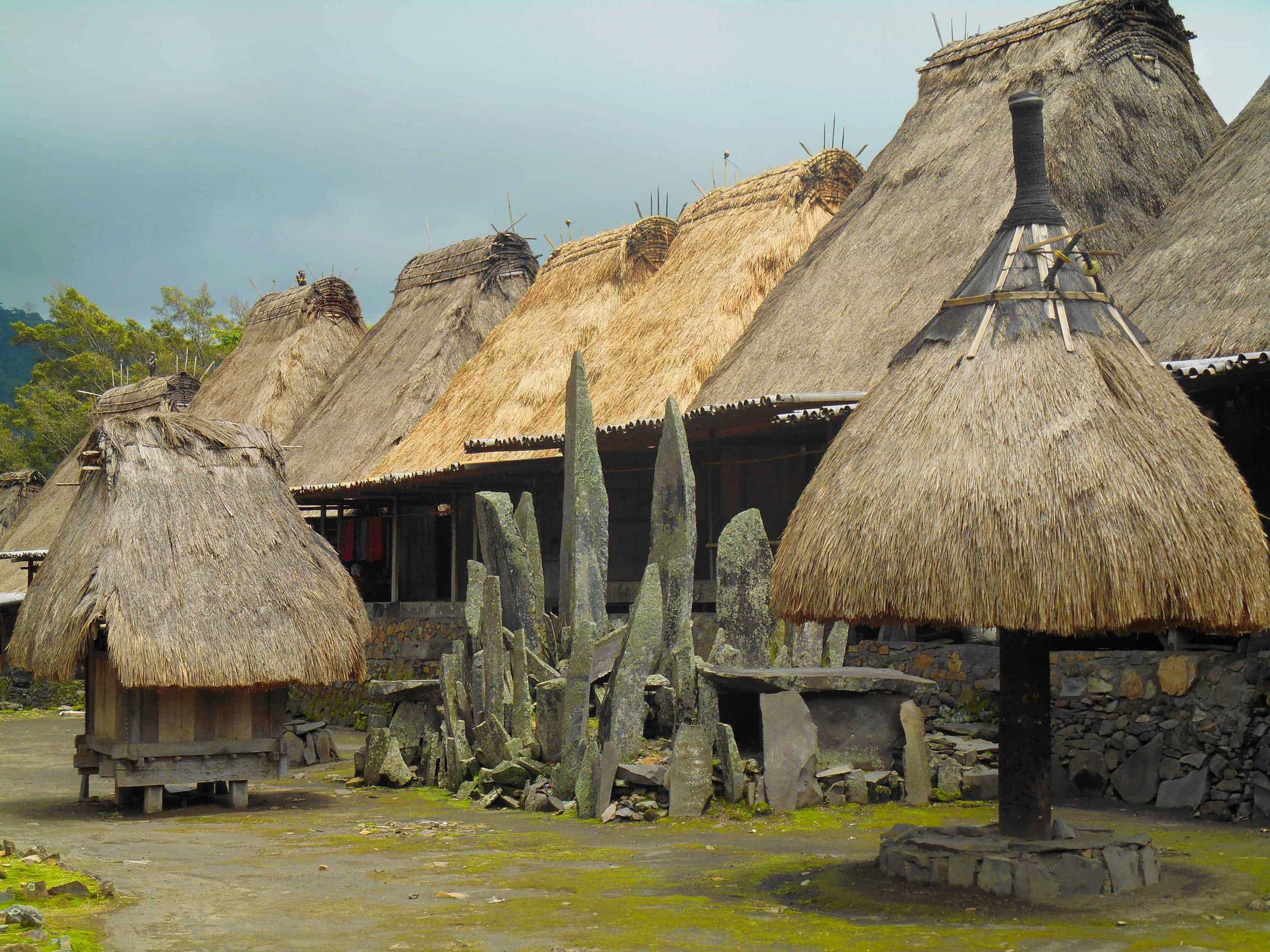 culture mégalithique archipel indonésien