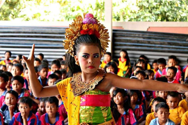 danse balinaise spectacle enfants indonesie panorama
