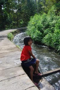 enfants balinais rivière indonésie