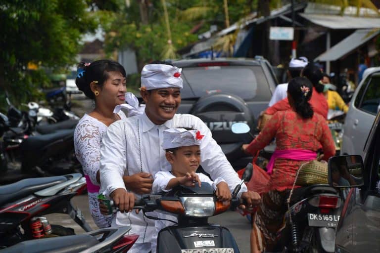 famille balinaise galungan scooter enfants