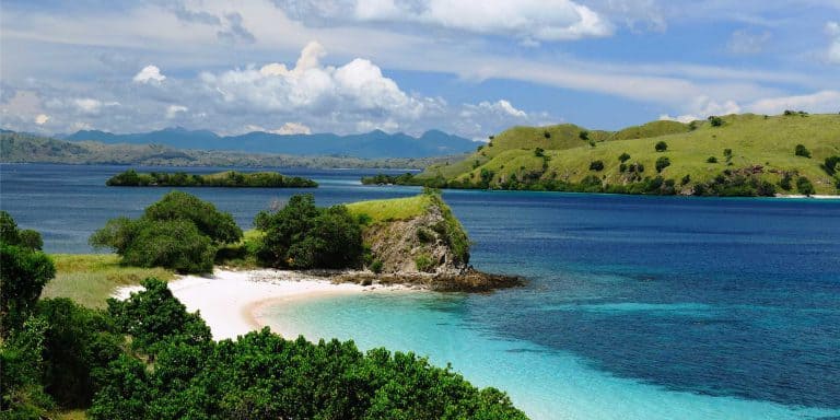 ile de komodo baie vue parc Flores Indonésie