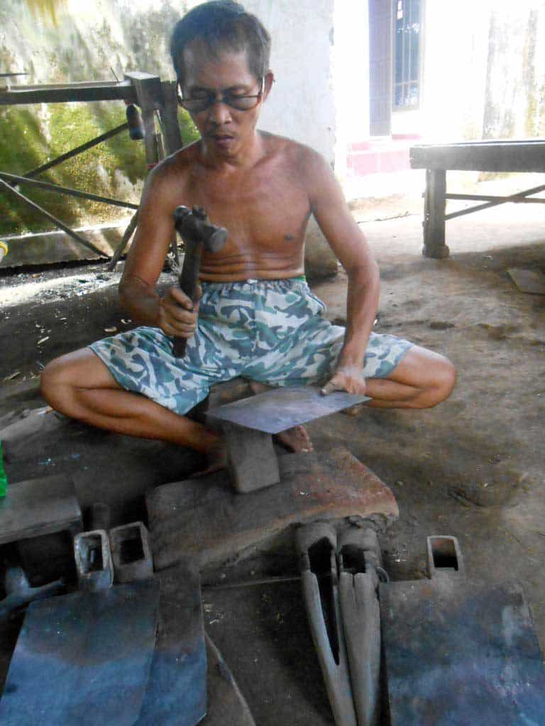 forgeron java pande besi travail manuel
