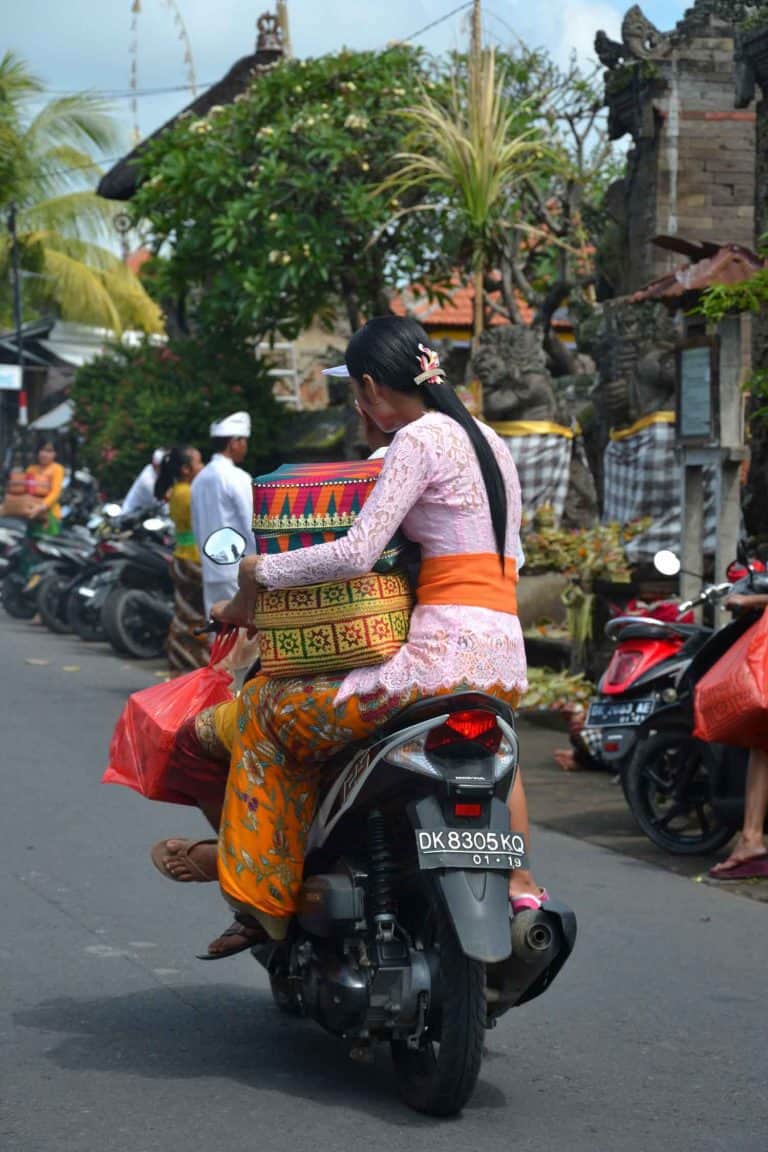 galungan bali offrandes céremonie