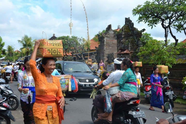 galungan bali temple offrande