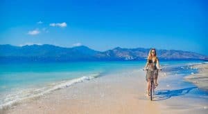 Gili Trawangan plage fille sexy vélo iles Gili Indonésie Lombok