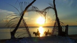 Gili Trawangan équitation cheval coucher de soleil plage couple romantique Gili islands Indonésie Lombok
