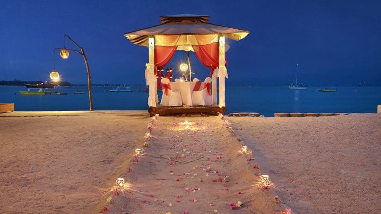 Gili Trawangan diner romantique plage chemin lumière fleurs