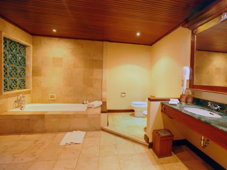 hotel bali lovina salle de bain baignoire