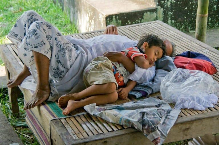 enfant dort papa Indonésie