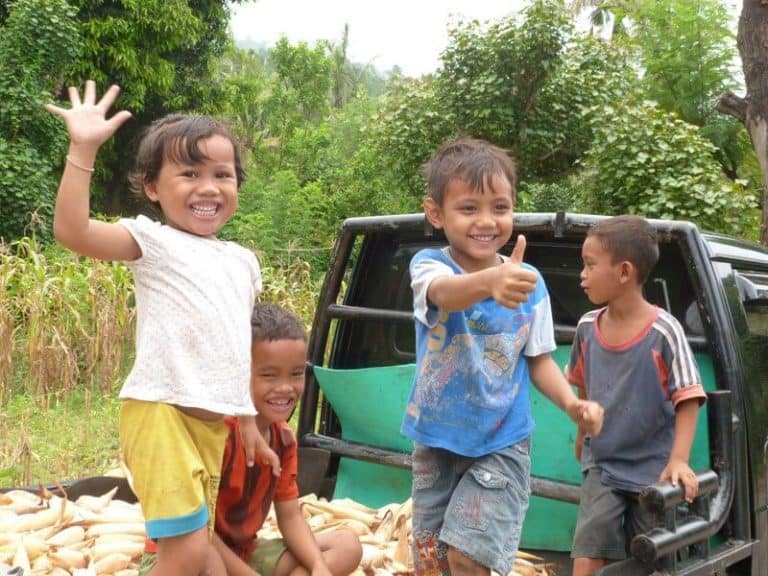 enfants Indonésie jouent camion