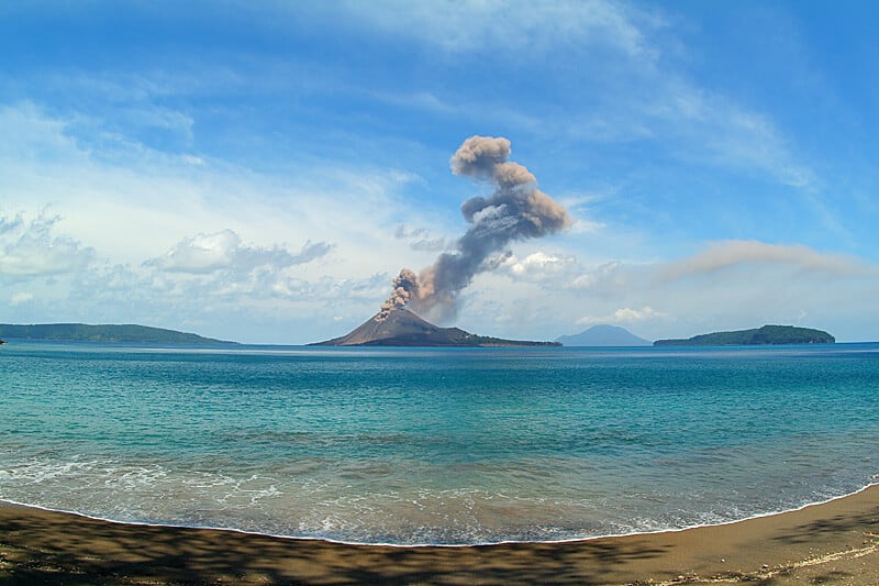 krakatoa-volcano-eruption-java-sumatra
