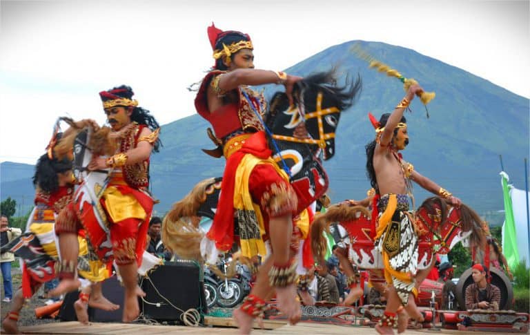 kuda lumping danses traditionnelles javanaises
