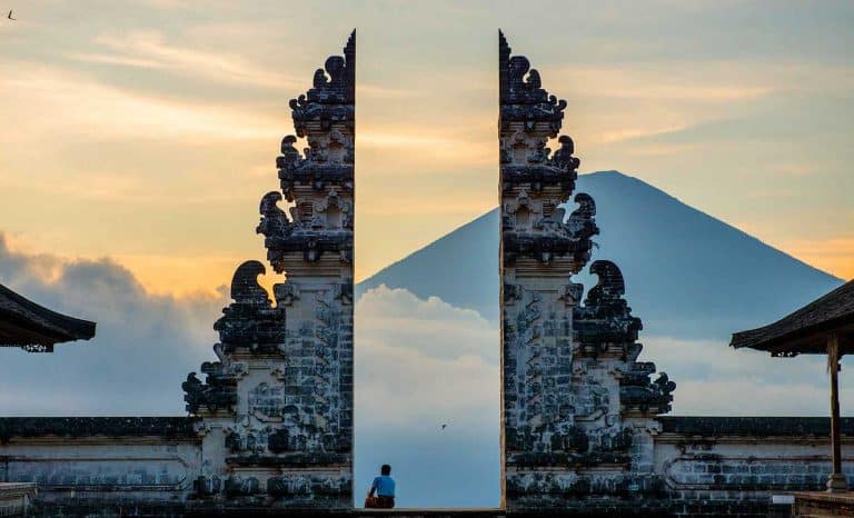 Temple Lempuyang Bali couché de soleil volcan Agung porte du ciel