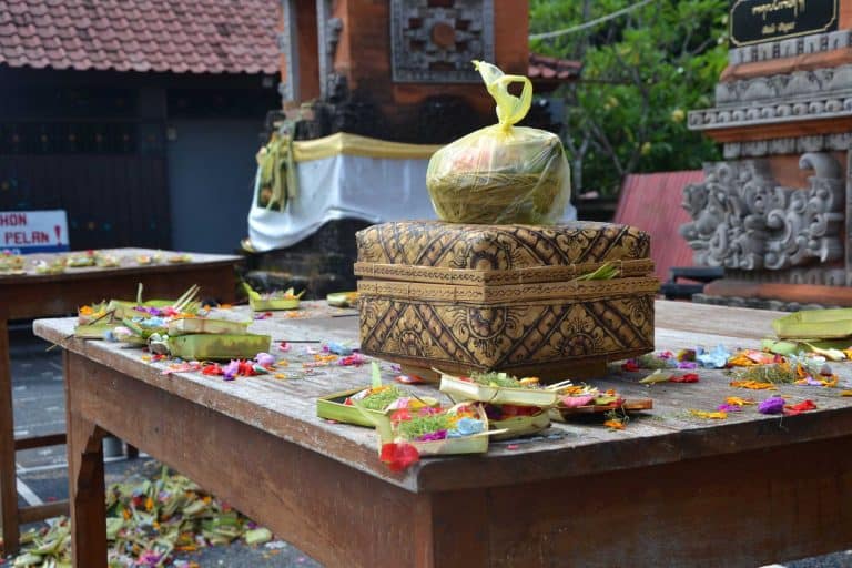 offrandes bali traditions indonésie