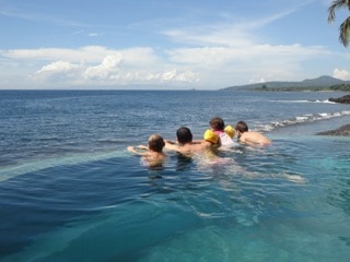piscine à débordement luxe indonésie