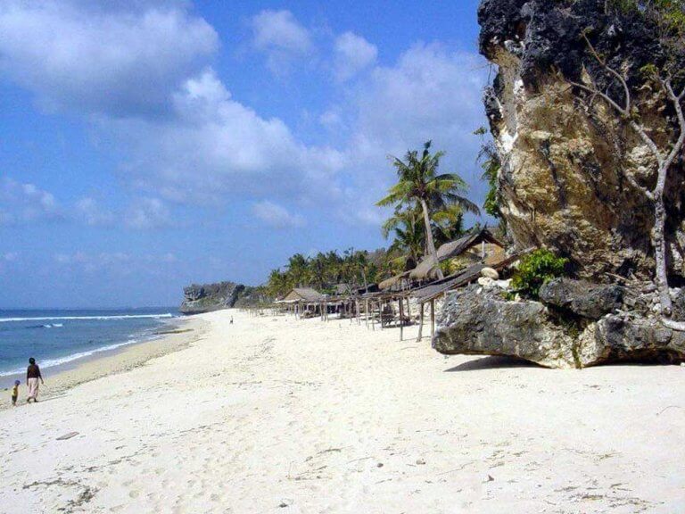 plage de sable blanc bali découverte