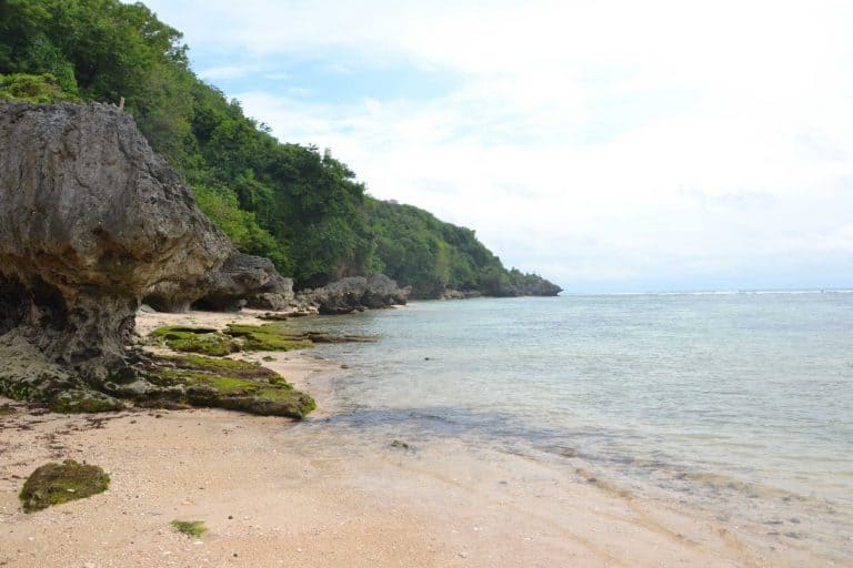 plage déserte bali uluwatu