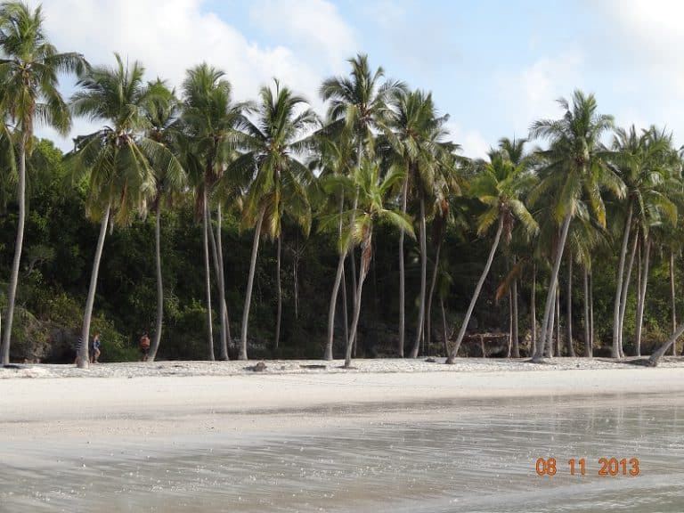 plage de sable blanc indonésie