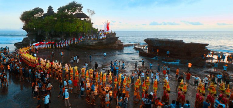 cérémonie balinaise tanah lot temple