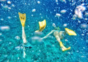 Gili Trawangan snorkeling en couple plongée masque et tuba iles Gili Indonésie Lombok