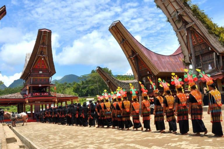 Sulawesi Indonésie Pays Toraja maison traditionnelle cérémonie procession