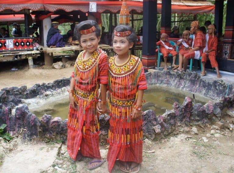 Sulawesi Toraja filles tenue traditionnelle