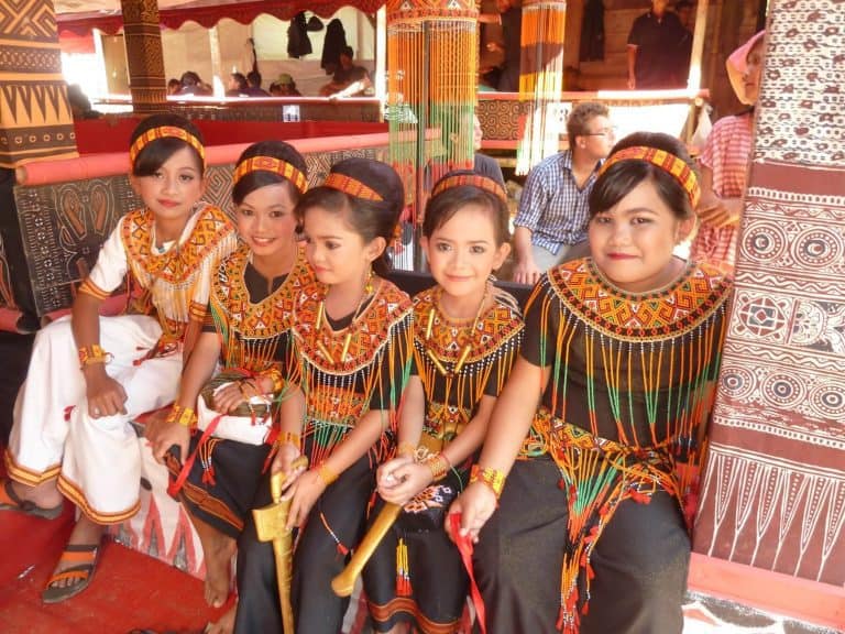 Sulawesi Toraja jeunes filles tenue traditionnelle