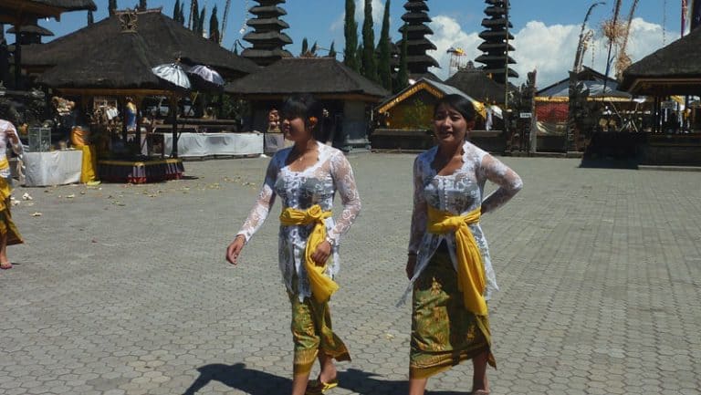 temple bali ulun batur balinaises tenue traditionnelle