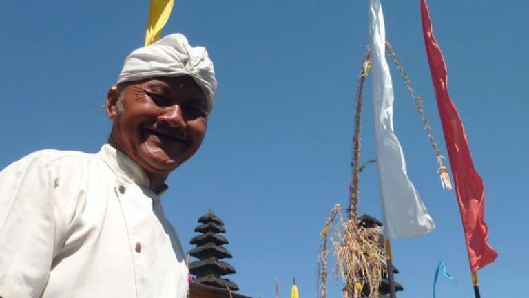 temple bali ulun batur pretre balinais