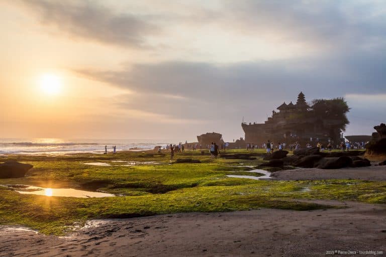 tanah lot temple bali sunset