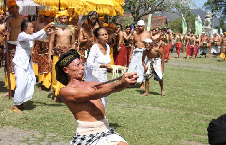 Tenganan Bali aga village ceremonie ngiring kriss