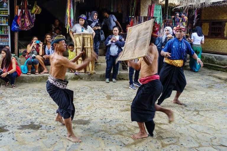 danse guerrière traditionnelle sasak Lombok